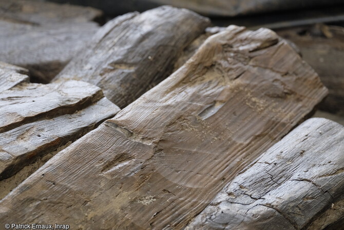 Traces d'outils à l'extrémité d'un élément du plancher du bateau du haut Moyen Âge (VIIe-VIIIe siècles) découvert à Villenave-d'Ornon (Gironde) en 2022. 