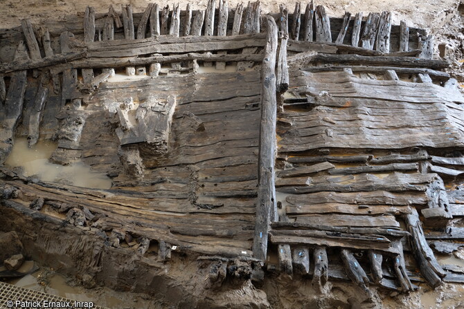Vue générale de la partie centrale du bateau du haut Moyen Âge (VIIe-VIIIe siècles) découvert à Villenave-d'Ornon (Gironde) en 2022. 