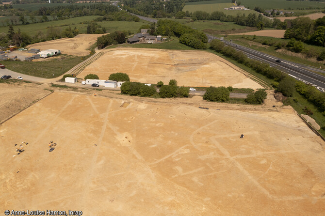 Vue aérienne du chantier de fouille de l'habitat gaulois découvert en 2022 à Maen-Roch (Ille-et-Vilaine).