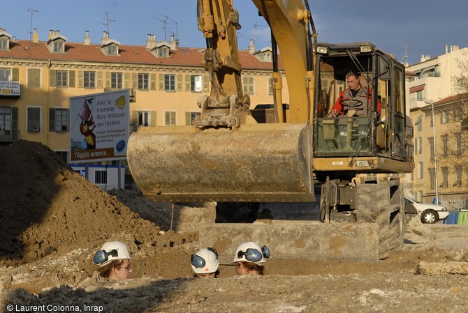 Premiers terrassements place Garibaldi à Nice (Alpes-Maritimes) effectués avant la fouille de la porte Pairolière en 2006. 