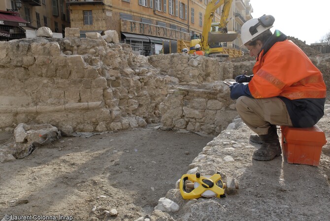 Partie supérieure de la tour Pairolière à Nice (Alpes-Maritimes) en cours de fouille en 2006. La porte qui correspond à l'entrée principale de la ville, est accolée à une tour circulaire de près de 9 m de diamètre en partie haute qui s'évase en partie basse. Datée des environs de 1380, cette tour reste présente jusqu'à sa démolition sur l'ordre de Louis XIV en 1706. 