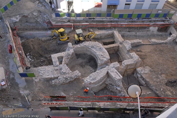 Vue aérienne de l'ensemble Pairolière (tour, porte, ravelin et chapelle Saint-Sébastien) en cours de fouille à Nice (Alpes-Maritimes) en 2006.