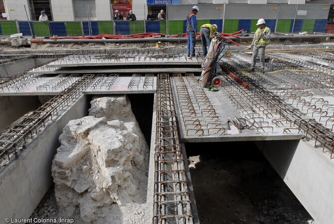 Mise en place de la plateforme du tramway au-dessus de tour Pairolière à Nice (Alpes-Maritimes) durant la fouille de 2006-2007. Cette plateforme permettra la mise en service du tramway tout en continuant les interventions archéologiques en sous œuvre. A terme les vestiges ainsi conservés pourront être restaurés.