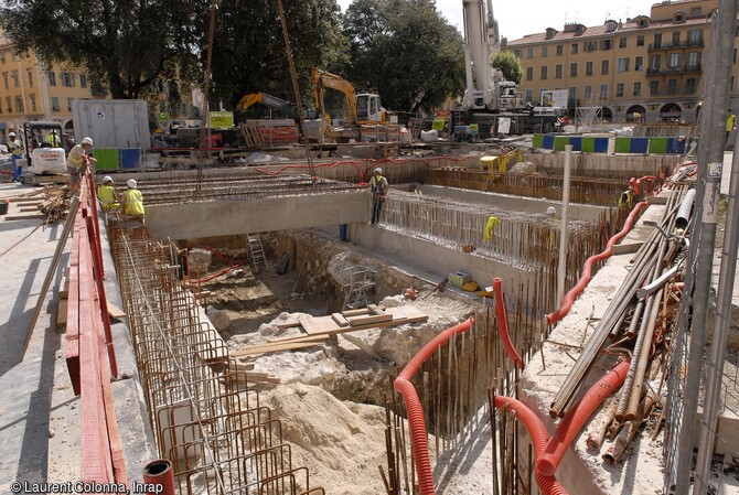 Couverture de la crypte archéologique place Garibaldi à Nice (Alpes-Maritimes) durant la fouille de 2006-2007. 