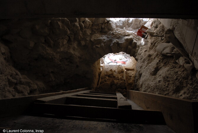 Accès aménagé pour fouiller l'intérieur de la tour Pairolière à Nice (Alpes-Maritimes) sous la dalle de couverture en 2007. 