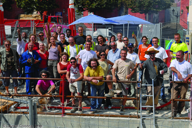 Équipe des archéologues à la fin du chantier de fouille de la porte Pairolière à Nice (Alpes-Maritimes) en 2007. 