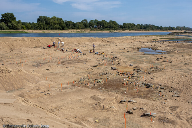 Vue générale et travail de fouille manuelle sur le site n°2 du chantier de fouille de l'île Poulas (Maine-et-Loire) en 2022. 