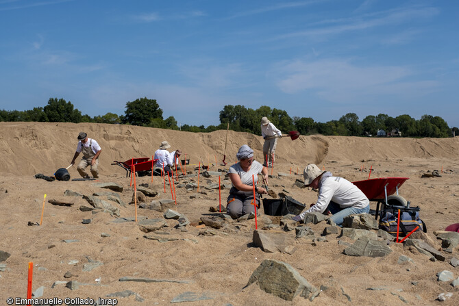 Vue générale et travail de fouille manuelle sur le site n°2 du chantier de fouille de l'île Poulas (Maine-et-Loire) en 2022.