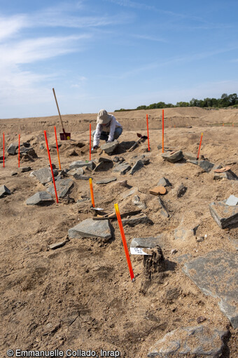 Vue générale et travail de fouille manuelle sur le site n°2 du chantier de fouille de l'île Poulas (Maine-et-Loire) en 2022.