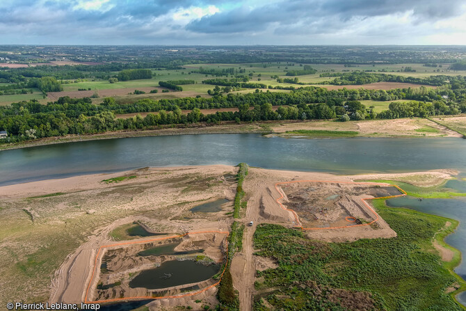 Vue aérienne du chantier de fouille de l'île Poulas (Maine-et-Loire) sur les berges de la Loire en 2022 durant la phase d'étiage du fleuve, étant submergé la majeure partie de l'année. La fouille a révélé des pêcheries médiévales et a contribué à la connaissance du fleuve, de l'histoire de son aménagement et de son exploitation. 