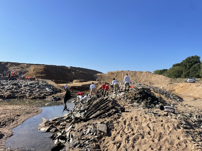 Fouille des épaves modernes dans la partie amont de l'île Coton, Ancenis (Loire-Atlantique) en 2022. Elles reposent sous et autour de  longues structures empierrées. 