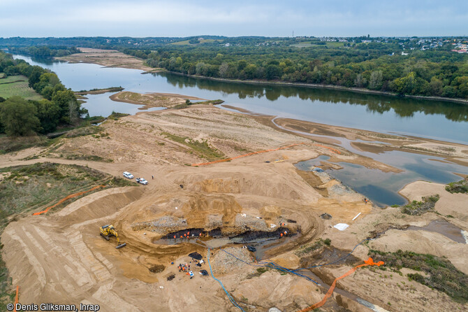 Vue aérienne du chantier de fouille de l'île Coton, Ancenis (Loire-Atlantique) qui a révélé des vestiges d'au moins neuf épaves des XVIIe-XVIIIe siècles dans le lit de la Loire en 2022. 