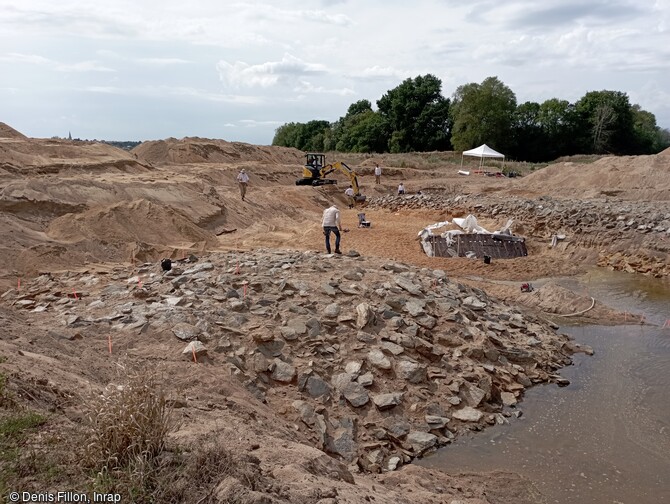 Structures en pierre ou enrochements aménagés à la tête de l'île Coton (Loire-Atlantique) abritant pour certaines une ou plusieurs épaves des XVIIe-XVIIIe siècles. 