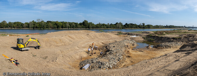 Fouille des enrochements, abritant une ou plusieurs épaves des XVIIe-XVIIIe siècles de l'île Coton, Ancenis (Loire-Atlantique) en 2022. 