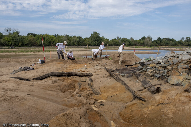 Fouille des épaves modernes de l'île Coton, Ancenis (Loire-Atlantique) en 2022. Elles reposent sous et autour de  longues structures empierrées.