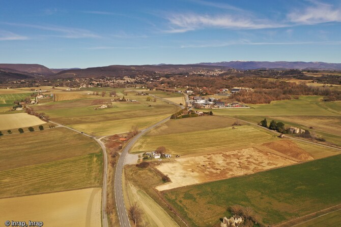 Vue aérienne de la plaine de Mane (Alpes-de-Haute-Provence) et localisation du site prohistorique. Ce site se situe dans le bassin de Forcalquier, aux abords de la rivière Laye sur un substrat constitué de molasse calcaire du Miocène. Il est implanté dans un secteur de circulation entre la moyenne vallée de la Durance et de la Laye. C'est par ailleurs une position très favorable du point de vue climatique, hydrographique et géologique. 