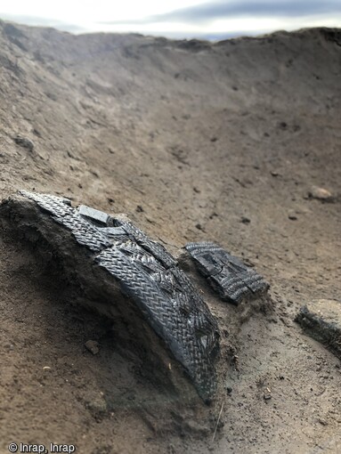 Fragment de céramique avec décors incisés en bandeau du Bronze final en cours de fouille à Mane (Alpes-de-Haute-Provence).