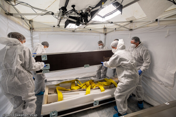 Arrivée et réception à l'institut médico-légal du CHU de Toulouse des cercueils de plomb, exhumés dans la croisée du transept de Notre-Dame de Paris. Dans le cadre d'un partenariat scientifique avec l'aide de la faculté de médecine, l'un des défunts, mort au XVIIIe siècle est identifié par une épitaphe sur le cercueil. L'autre, plus ancien, reste inconnu. L'inhumation en cercueil de plomb est réservée à une élite.