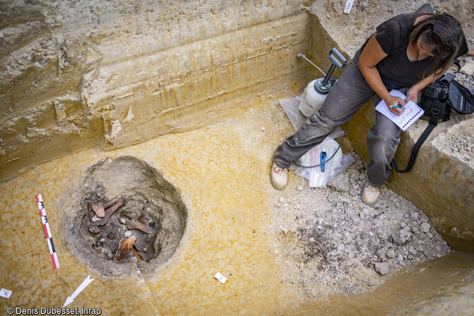 Fond d'un puits d'une première phase du Néolithiques moyen (4600-4300 av. notre ère) au camp Sarlier à Aubagne (Bouches-du-Rhône). Il est caractérisé par un creusement d'environ 1 mètre de diamètre pour 2 mètres de profondeur. Beaucoup de matériel (faune et céramique en particulier) a pu être recueilli dans le comblement inférieur de cette structure. 