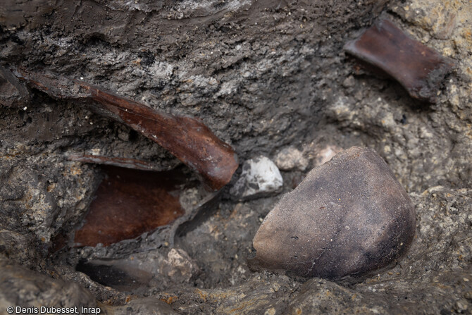Vase du Néolithique moyen (4600-4300 av. notre ère) découvert au fond d'un puits au camp Sarlier à Aubagne (Bouches-du-Rhône).
