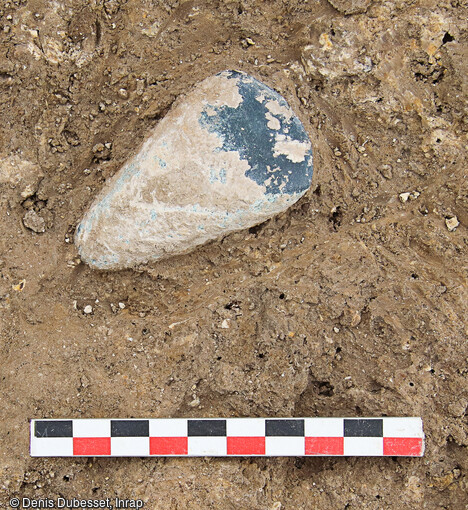 Hache polie du Néolithique moyen (4600-4300 av. notre ère) mise au jour au camp Sarlier à Aubagne (Bouches-du-Rhône).