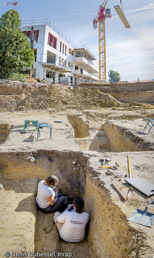 Fosse polylobée de plan irrégulier du Néolithique final (3500-2200 av. notre ère) en cours de fouille au camp Sarlier à Aubagne (Bouches-du-Rhône). Elle mesure entre 3 m et 7 m de largeur. Cette excavation a une morphologie complexe. L'interprétation de cette structure est délicate. Une fonction de stockage est exclue, car aucun indice ne permet d'aller dans ce sens. Elle pourrait témoigner d'une extraction de matériaux (ici de sables fins) ou de la recherche de la nappe phréatique dans le but d'aménager un point d'eau pour l'abreuvage du bétail par exemple. 