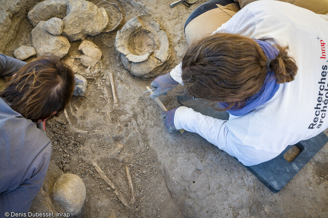 Une sépulture protohistorique en cours de fouille au camp Sarlier à Aubagne (Bouches-du-Rhône). Elle date probablement de la fin de l'âge du Bronze et du début de l'âge du Fer. 