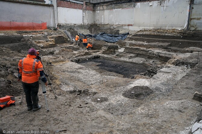 Maison romaine des IIe-IIIe siècles à Reims (Marne) en cours de fouille en 2022. Prise de points altimétriques avec théodolite pour l'enregistrement des structures archéologiques. 