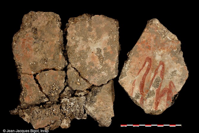 Fragments d'enduits peints, avec le détail d'une main. Mis au jour dans la maison romaine des IIe-IIIe siècles à Reims (Marne), ces peintures murales, sont appliquées sur le mortier des murs encore frais, il s'agit de la technique dite  a fresco .  