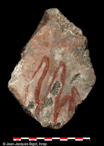 Fragment d'enduits peints, détail d'une main. Mis au jour dans la maison romaine des IIe-IIIe siècles à Reims (Marne), avec d'autres fragments, ces peintures murales, sont appliquées sur le mortier des murs encore frais, il s'agit de la technique dite  a fresco . 