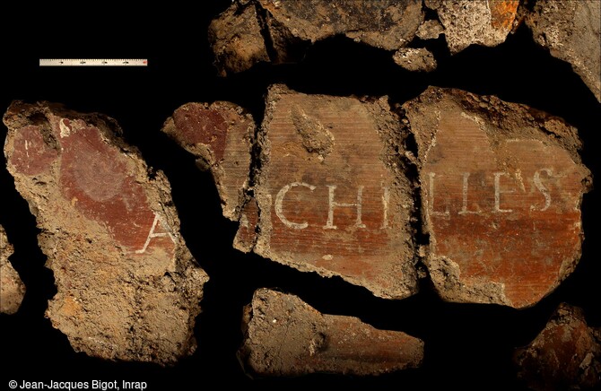 Fragments d'enduits peints, avec certaines inscriptions, il pourrait s'agir de la figure mythologique d'Achille, héros légendaire de la Guerre de Troie. Mis au jour dans la maison romaine des IIe-IIIe siècles à Reims (Marne), ces peintures murales attestent que nous sommes dans l'habitation de gens lettrés et financièrement aisés. 