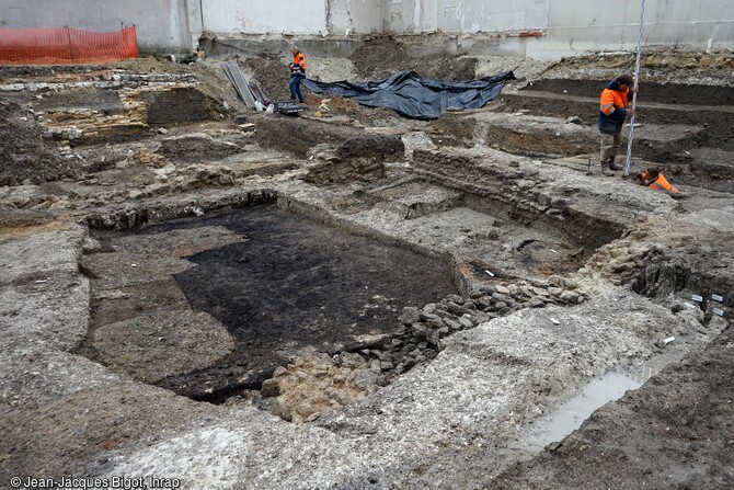 Maison romaine des IIe-IIIe siècles à Reims (Marne) en cours de fouille. Vue d'ensemble de murs qui délimitent des pièces de la maison et des fosses antérieures à son édification.