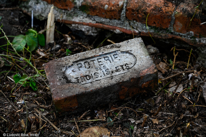 Brique de la Poterie des Trois-Îlets, propriété de la famille Hayot, utilisée pour la construction de la case de travailleurs ©  fouillé aux Trois-Îlets, Martinique, 2023. 