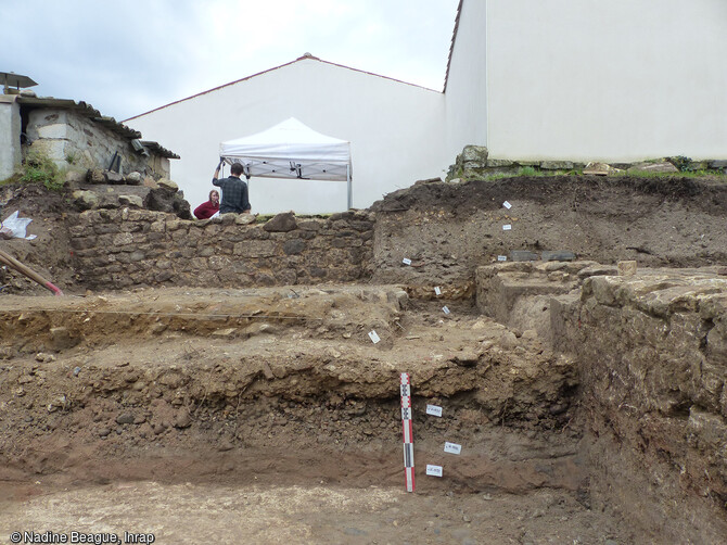 Coupes cumulées dans les niveaux d’occupation (XVIIe-XVIIIe s.) de l’espace bâti donnant sur la rue, rue Pousse-Mesnil à  Brouage, (Charente-Maritime). 