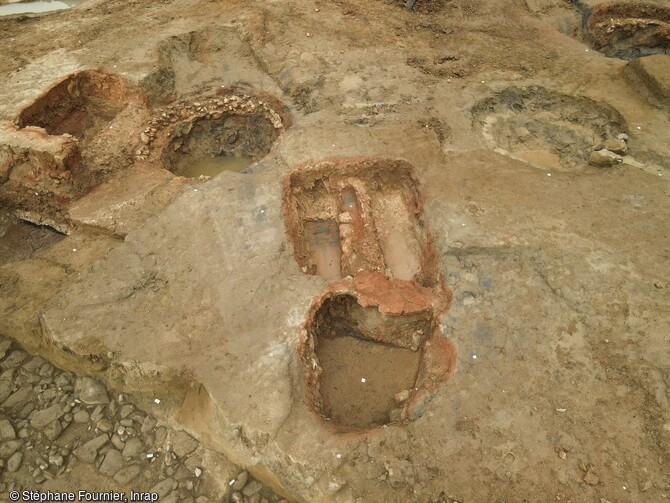 Détail d’un four à briquettes, encadré de fours à chaux, datés de l'époque moderne,  découverts à Gap (Huates-Alpes), en 2022. 