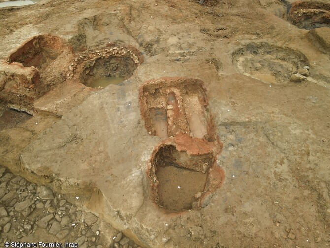 Détail d’un four à briquettes, encadré de fours à chaux, datés de l'époque moderne,  découverts à Gap (Huates-Alpes), en 2022. 