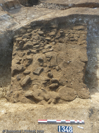 Amas d’adobes (briques cuites au soleil) et pains de terre fondus depuis l’ouest, découverts à Béziers (Hérault), 2022. 
