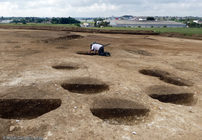 Fonds de silos du Néolithique moyen en cours de fouille, fouillés à Béziers (Hérault), 2022. 