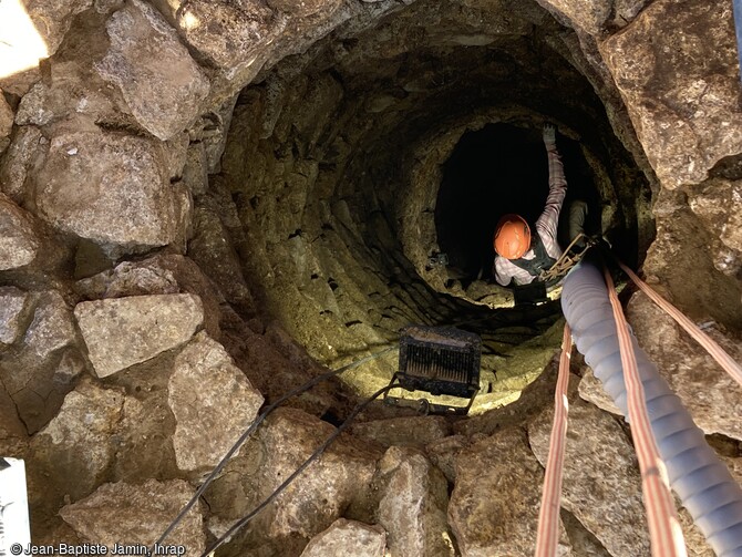 Les spécialistes de la cellule Cisap (Cellule d’intervention sur les structures archéologiques profondes de l'Inrap) sont descendus jusqu’au fond du puits gallo-romain à 18m de profondeur, découvert à Béziers (Hérault), 2022.Utilisé comme dépotoir à son abandon, le puits recueille matériaux de démolition et éléments issus de l’occupation de surface.  