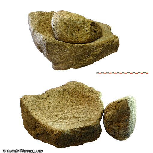 Meule et molette provenant de matériel de mouture néolithique découverts à Béziers (Hérault), 2022.L’abondance des meules et molettes témoigne de l’importante activité de mouture réalisée sur le site qui avait une vocation agricole.  
