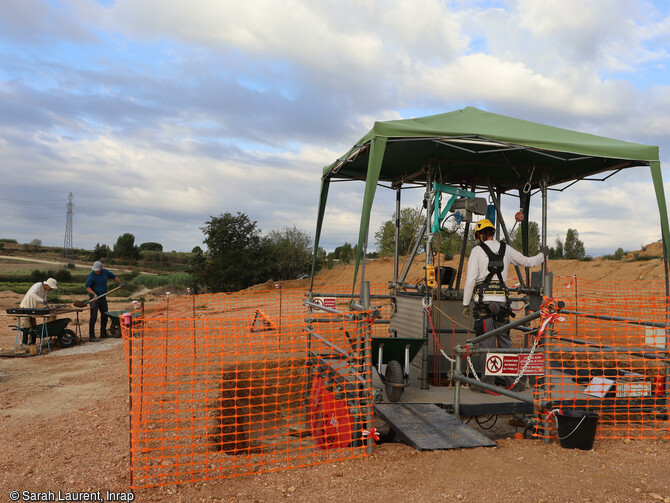 Plateforme de la cellule d'intervention de la Cisap (Cellule d’intervention sur les structures archéologiques profondes de l'Inrap) et atelier de tamisage pour la fouille du puits gallo-romain, découvert à Béziers (Hérault), 2022. 