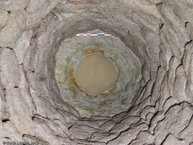 En fond de puits gallo-romain, base du cuvelage bâti et traces d’outils dans la roche, découverts à Béziers (Hérault). 