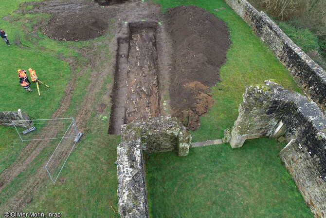 Tranchée réalisée en 2022, au pied de la chapelle Saint-Symphorien du château de Domfront (Orne). Le substrat est constitué de grès qui a probablement été exploité pour la construction en fonction des besoins ponctuels. 