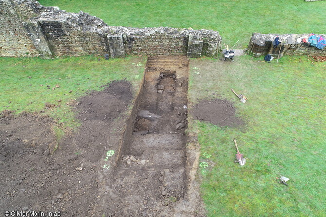 Tranchée réalisée en 2022 au pied de la chapelle Saint-Symphorien du début du XIIe siècle au château de Domfront (Orne). Au fond le mur de la chapelle. 