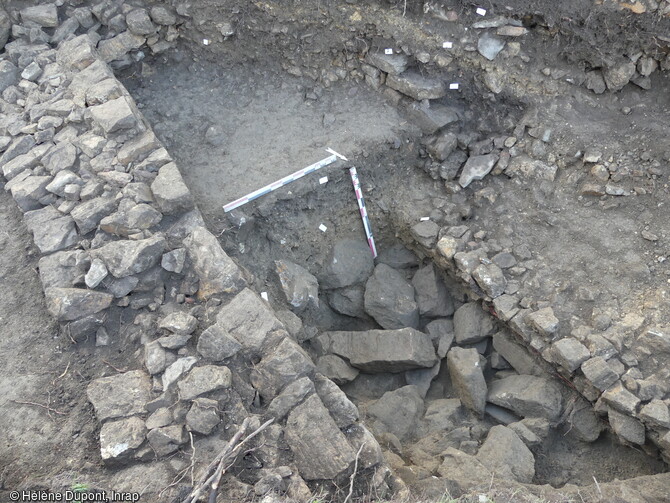 Travaux de terrassement datant du XIXe siècle dégagés au château de Domfront (Orne) lors des remaniements effectués, dans le contexte d'émergence des premières mesures de conservation/restauration des  Monuments historiques .