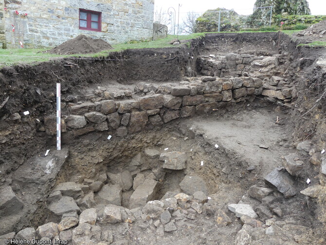 Travaux de terrassement datant du XIXe siècle dégagés au château de Domfront (Orne) lors des remaniements effectués, dans le contexte d'émergence des premières mesures de conservation/restauration des  Monuments historiques .