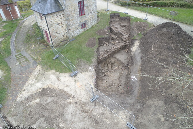 Travaux de terrassement datant du XIXe siècle dégagés au château de Domfront (Orne) lors des remaniements effectués, dans le contexte d'émergence des premières mesures de conservation/restauration des  Monuments historiques .