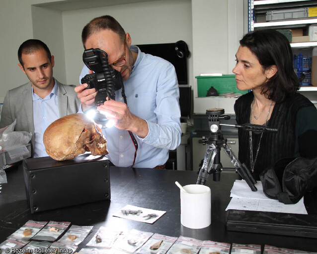 Prise de vues photographiques du crâne d'Anne d'Alègre, comtesse de Laval, par l'équipe d'odontologie du CAGT (UMR 5288) et CHU Rangueil de Toulouse. Son  squelette a été découvert à Laval (Mayenne), en 1988. 