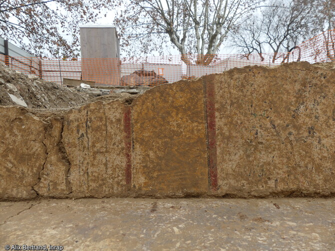 Restes d’enduits peints sur une des parois conservées d'une maison antique découverte à Nîmes (Gard), en 2023. Un quartier de l'antique Nemausus y a été mis au jour.