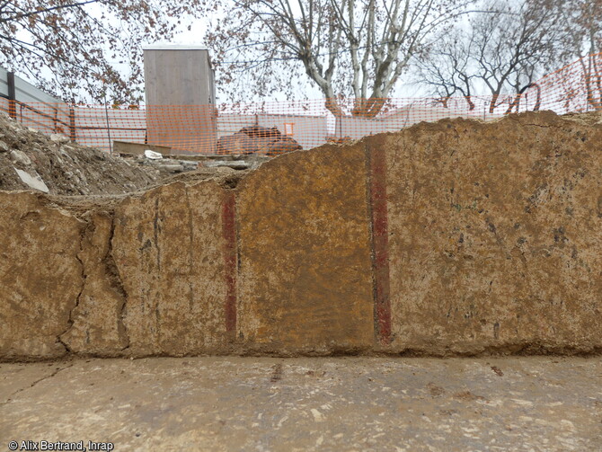 Restes d’enduits peints sur une des parois conservées d'une maison antique découverte à Nîmes (Gard), en 2023. Un quartier de l'antique Nemausus y a été mis au jour.  